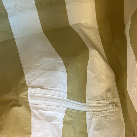 Authentic Aloha Collection Monstera Holo Holo Tote - Picture 10 of 16